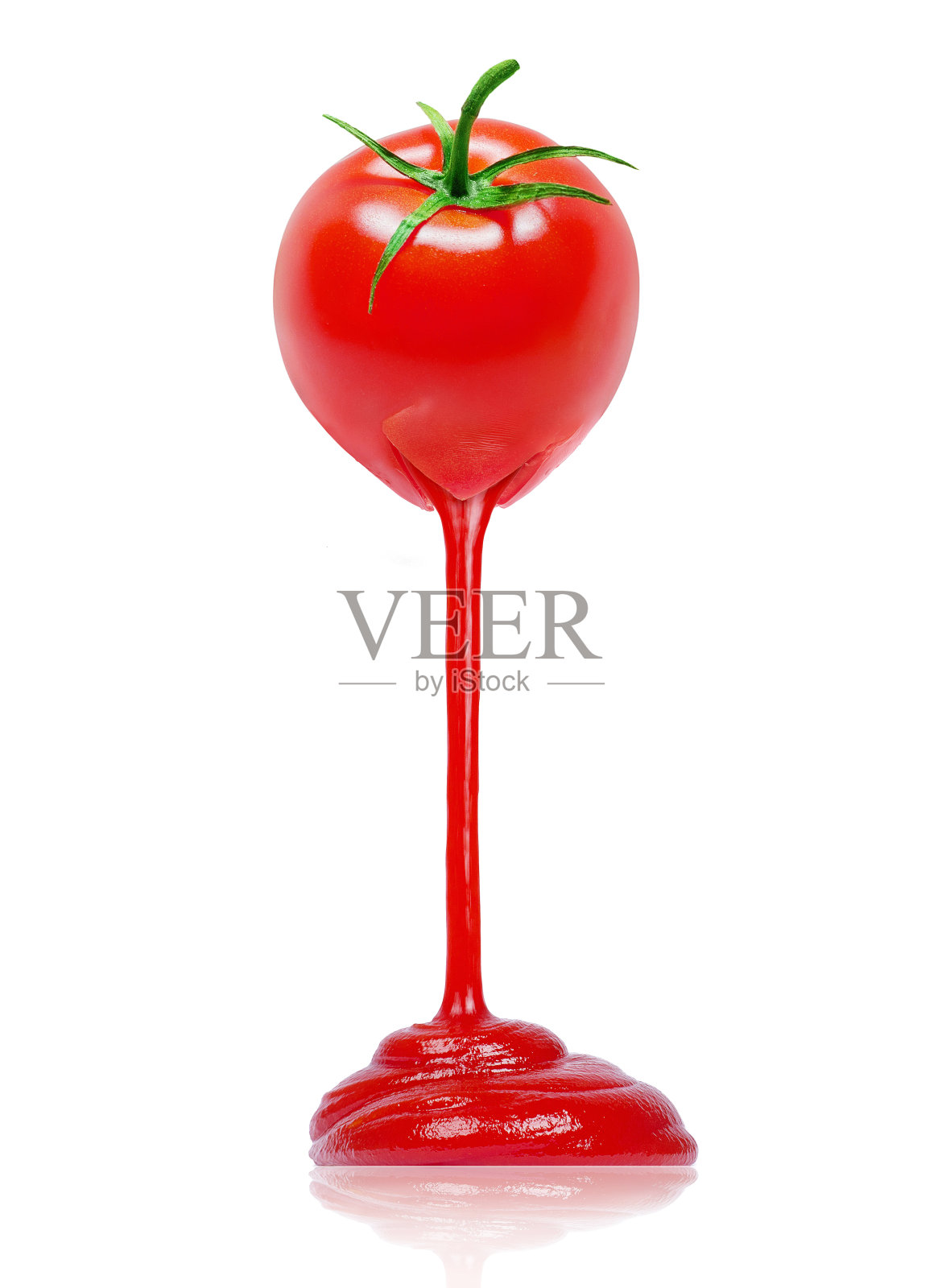 番茄酱从新鲜的番茄中流出来。白色背景上的番茄概念构图照片摄影图片