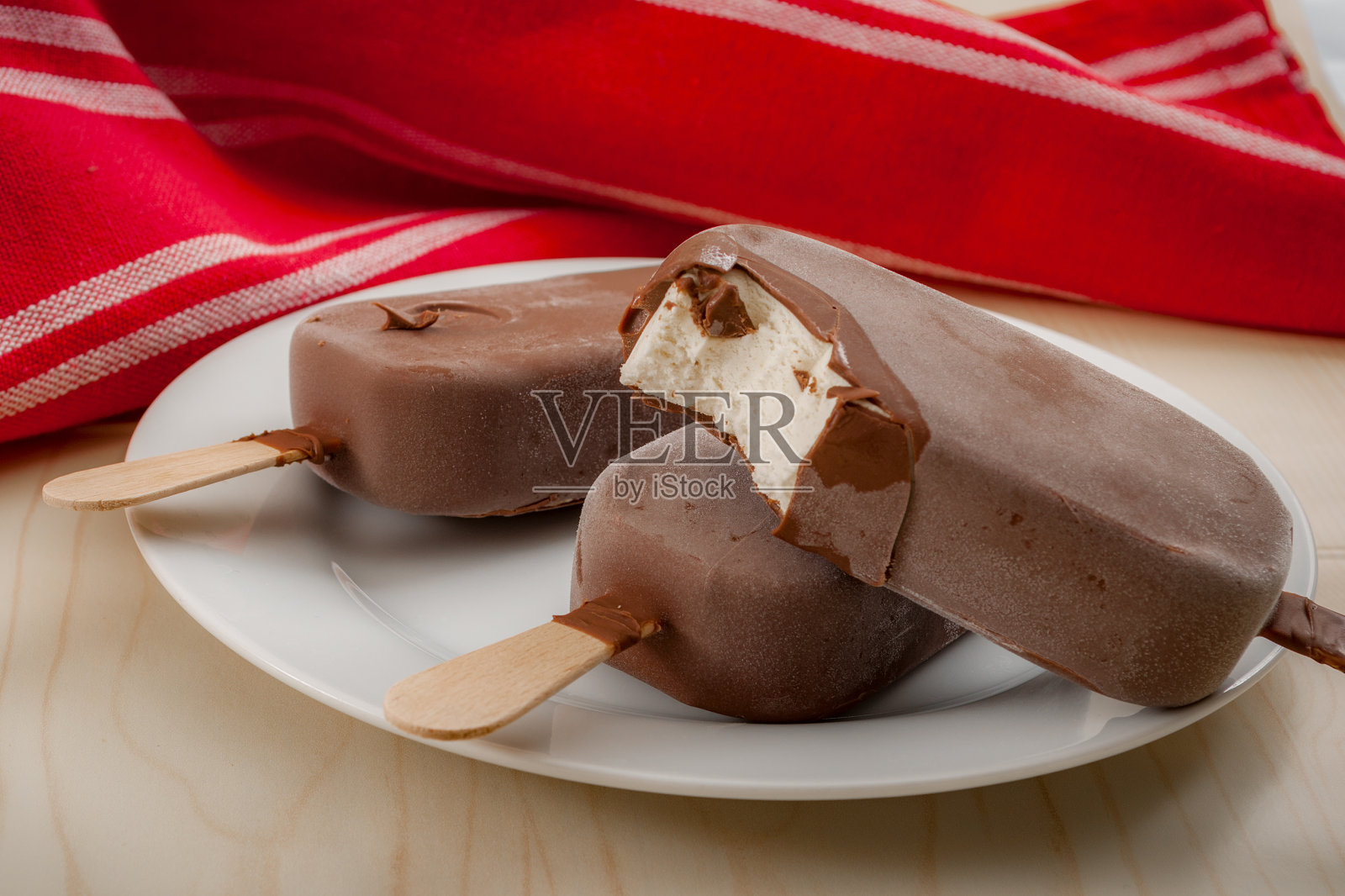 香草冰淇淋串在巧克力棒上照片摄影图片