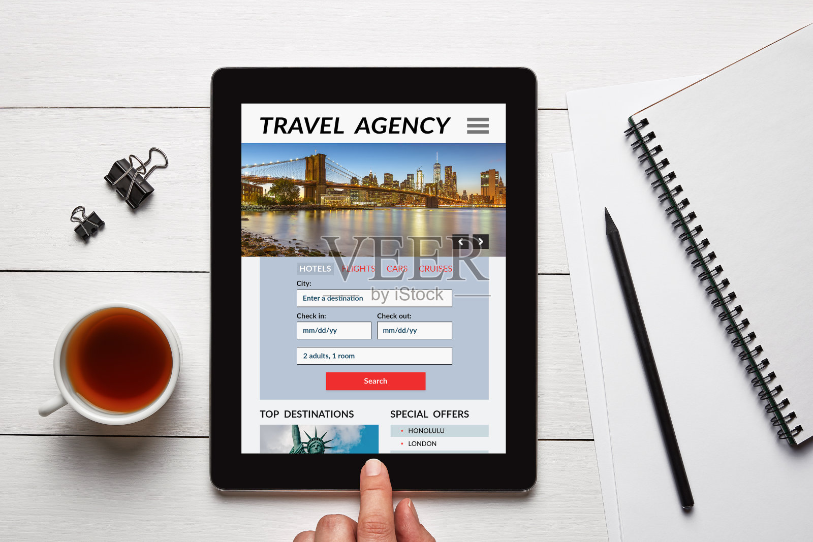 旅行社概念在平板电脑屏幕与办公物品照片摄影图片