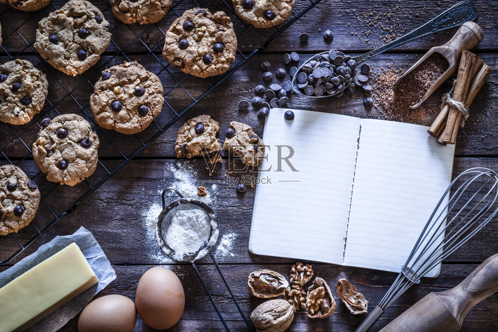 自制巧克力片，饼干和空白食谱照片摄影图片