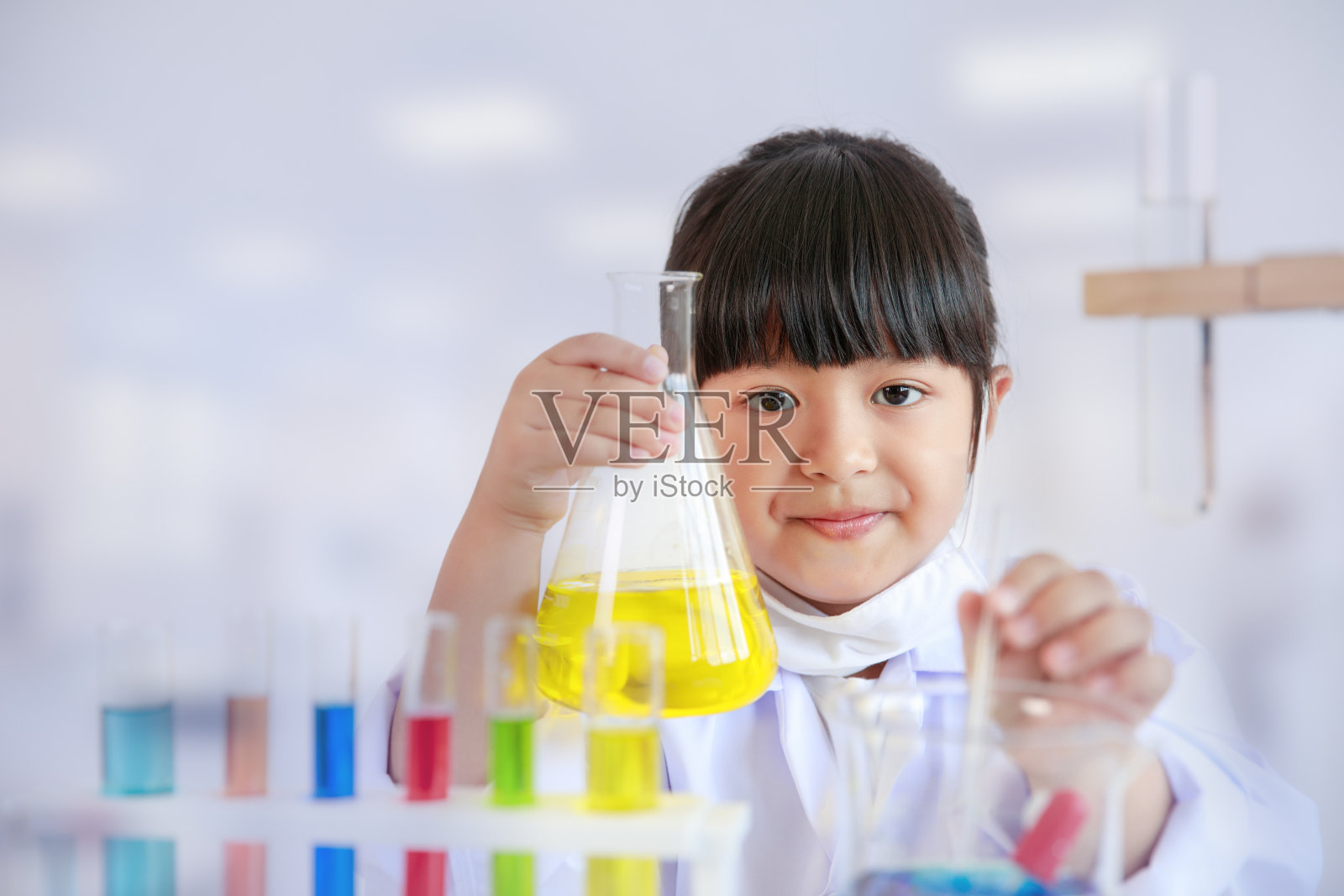亚洲女孩在科学教室用彩色试管做实验照片摄影图片