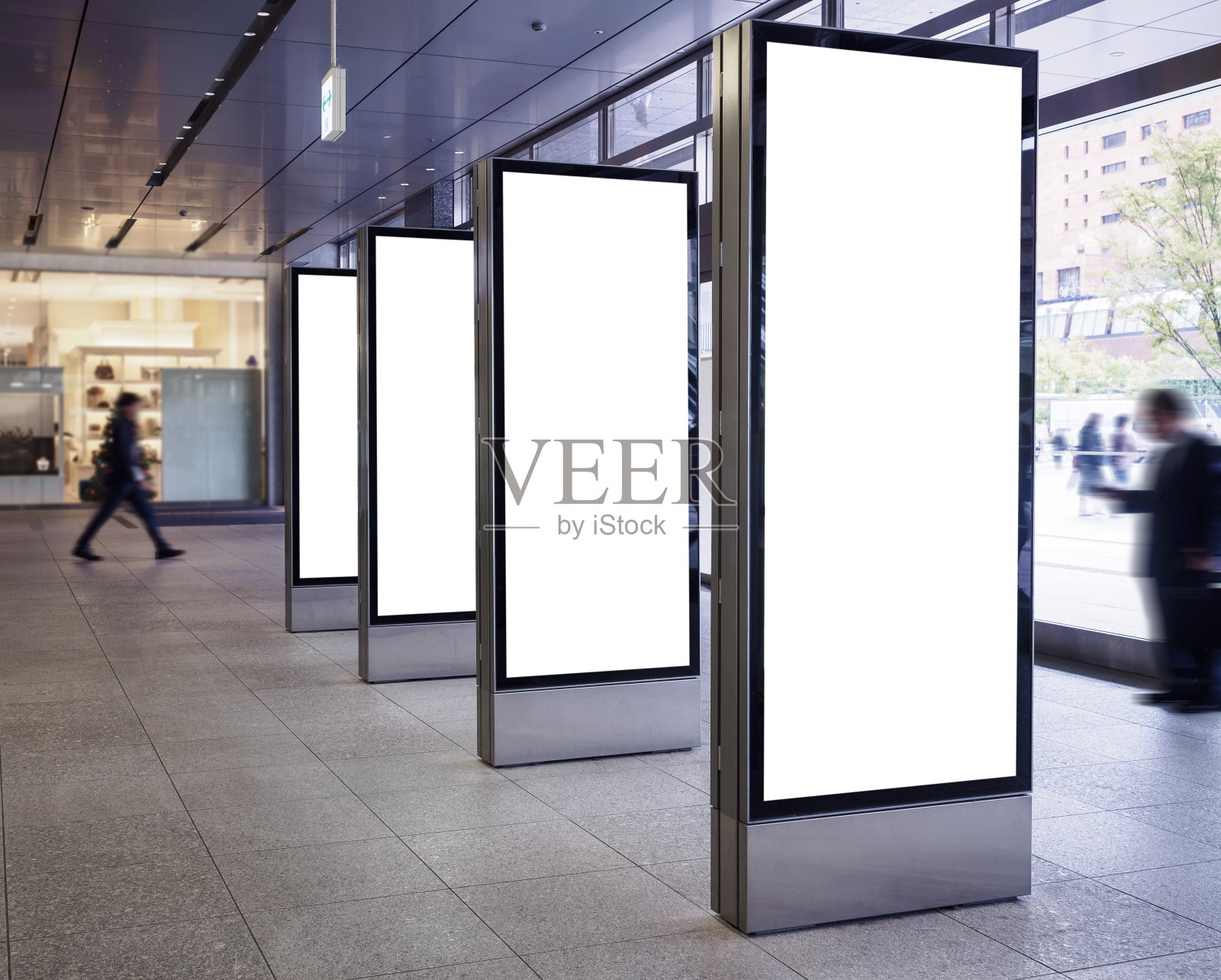 空白灯箱媒体集垂直标识站展示公共建筑照片摄影图片