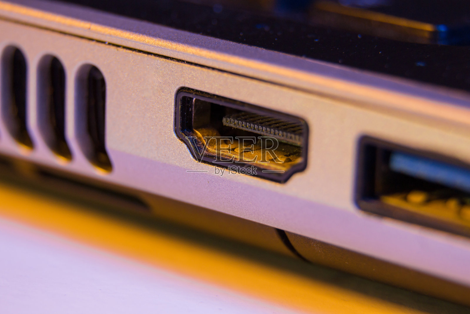 特写的HDMI电缆端口在笔记本电脑。照片摄影图片