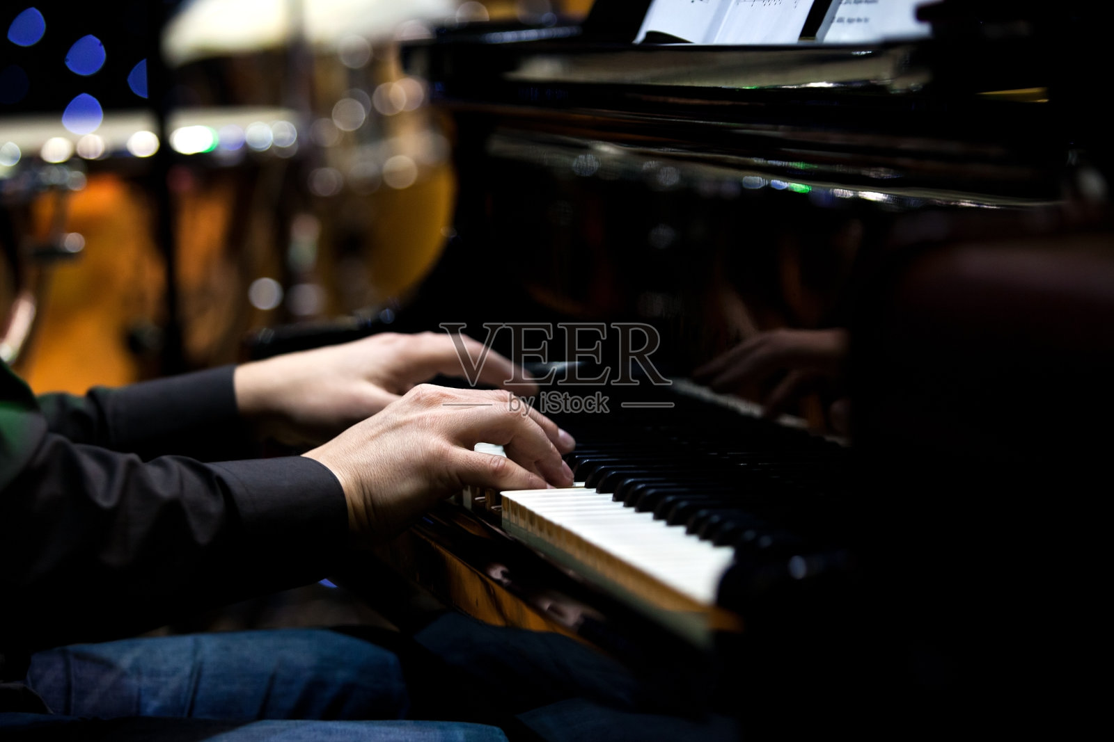 弹奏钢琴的音乐家的手照片摄影图片