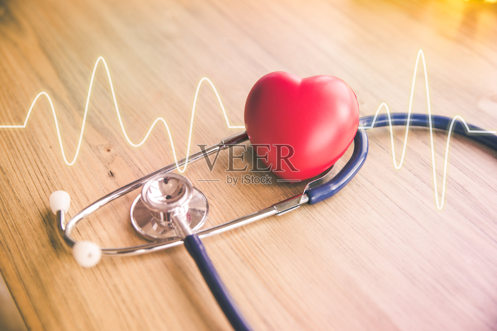 听诊器和红心，心电图照片摄影图片
