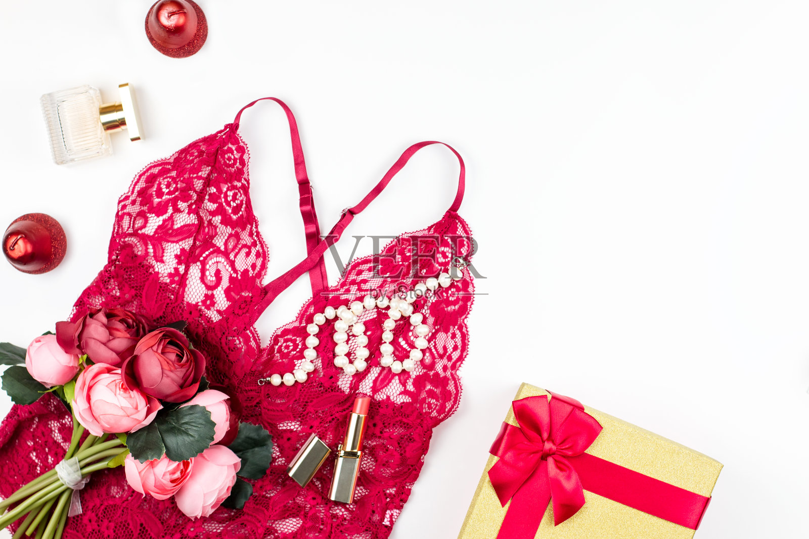 女性红色蕾丝内衣与礼盒，鲜花，化妆项目的白色背景。妇女节明信片照片摄影图片
