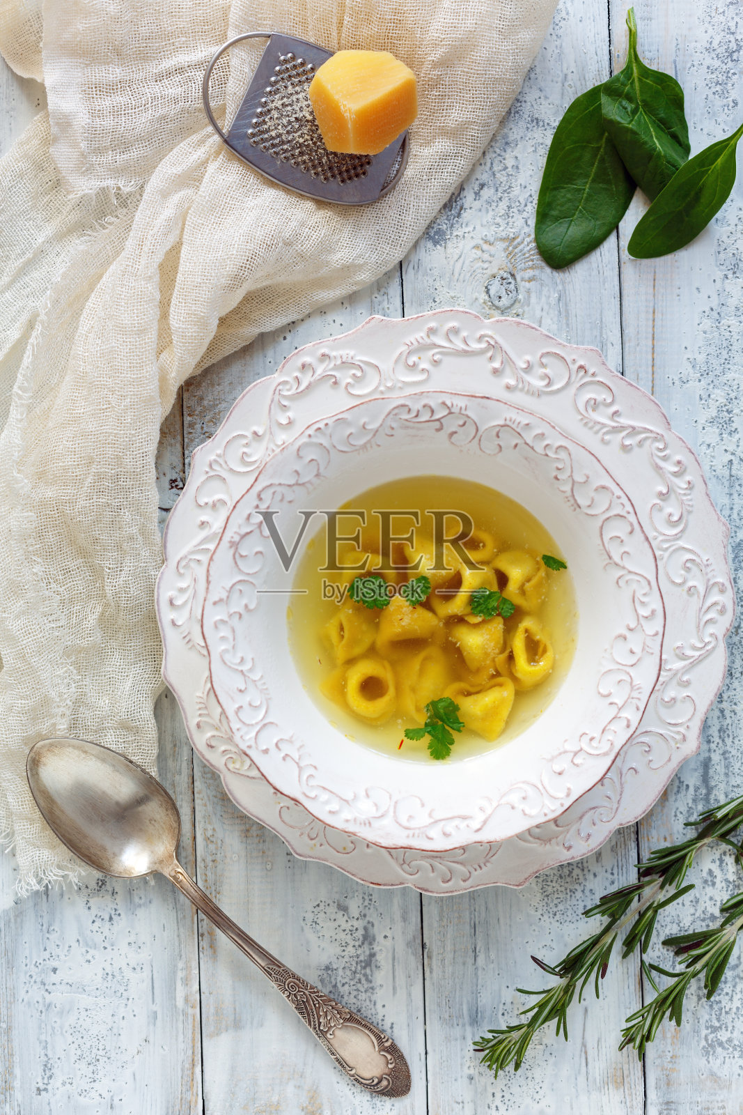 饺子汤。传统的意大利美食。照片摄影图片