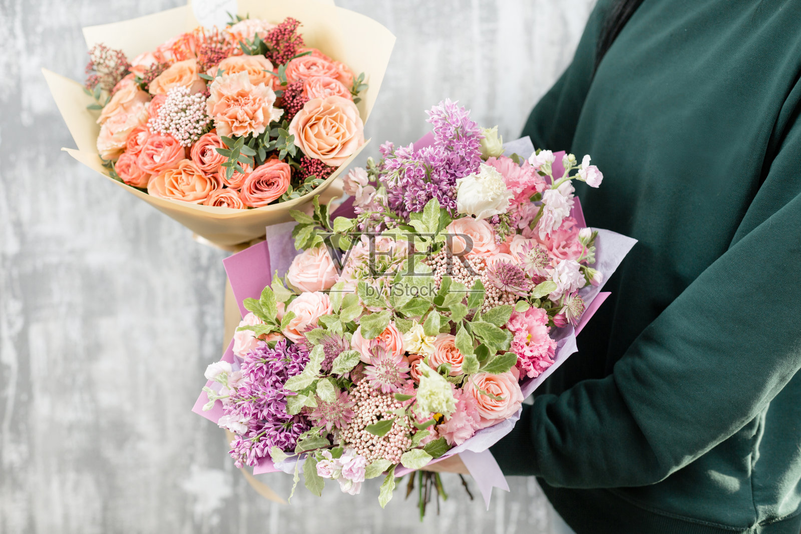 美丽的豪华花束混合鲜花在女人的手里。花店花匠的工作。可爱的可爱的女孩照片摄影图片