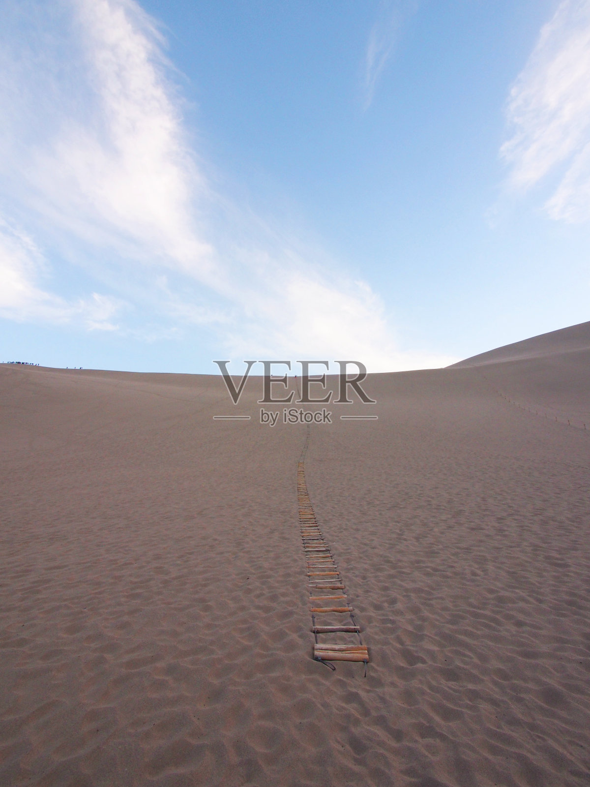 敦煌沙漠丝绸之路的一部分。在中国甘肃敦煌旅游。2013年10月14日照片摄影图片
