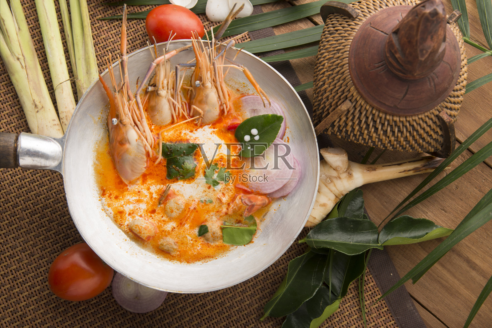冬阴功或冬阴功是老挝和泰国汤中的一种酸辣名菜，通常和虾一起煮。冬阴功源自老挝和泰国食物照片摄影图片
