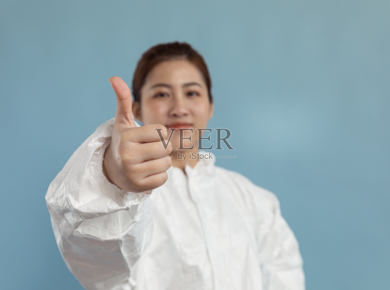 竖起大拇指的亚洲女科学家，画室肖像。照片摄影图片