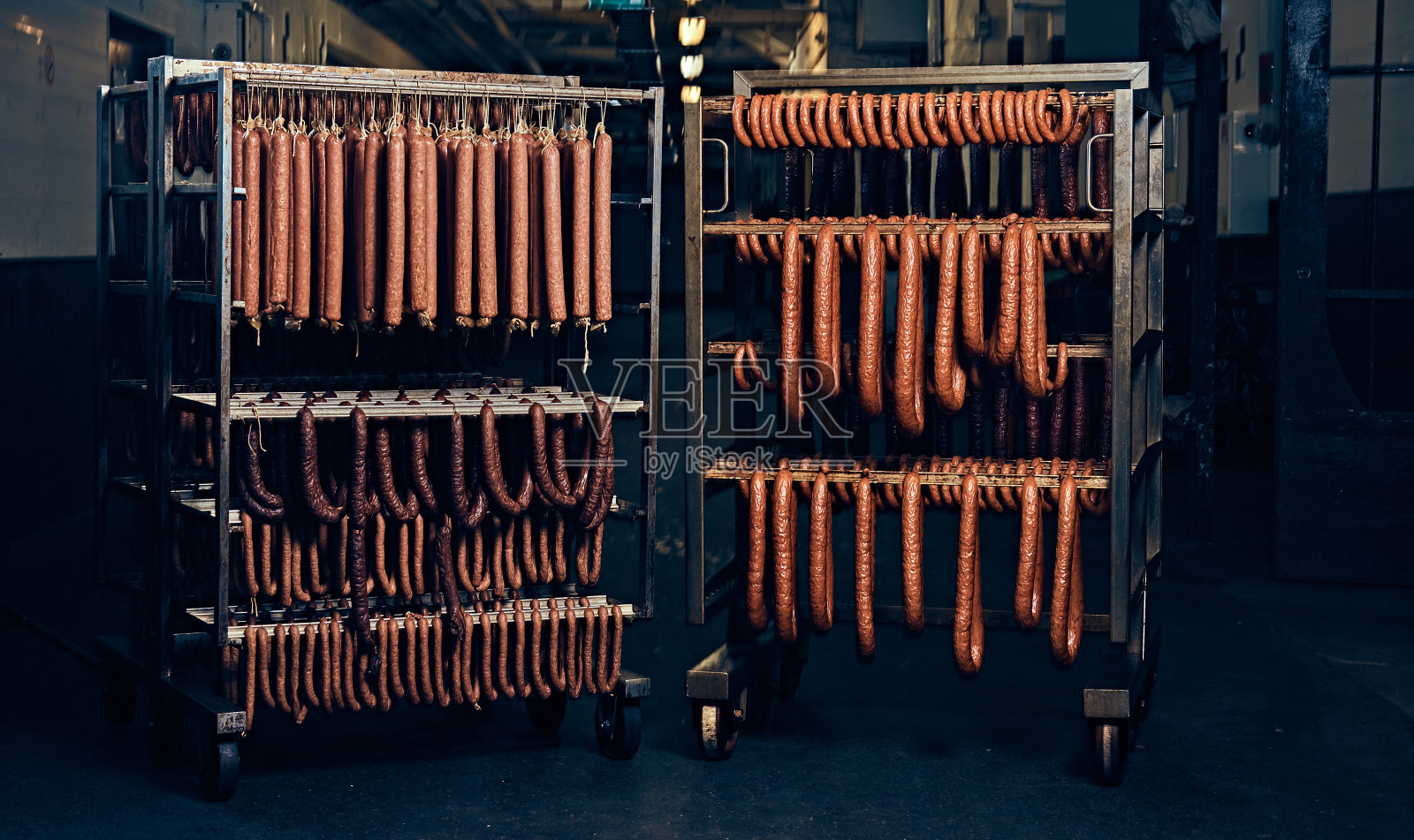 香肠在工厂仓库里。照片摄影图片