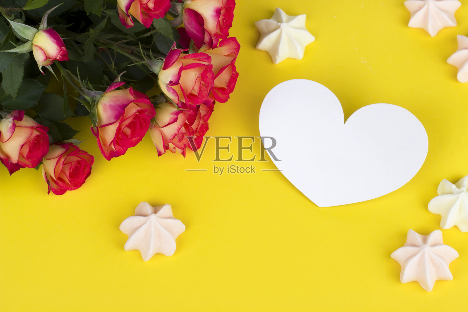 情人节贺卡玫瑰黄色背景白色心棉花糖。照片摄影图片