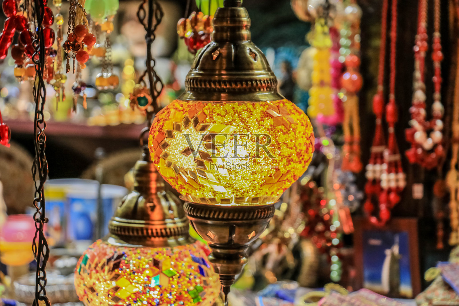 阿拉伯联合酋长国迪拜地球村土耳其馆传统明亮的装饰灯和色彩鲜艳的彩灯照片摄影图片