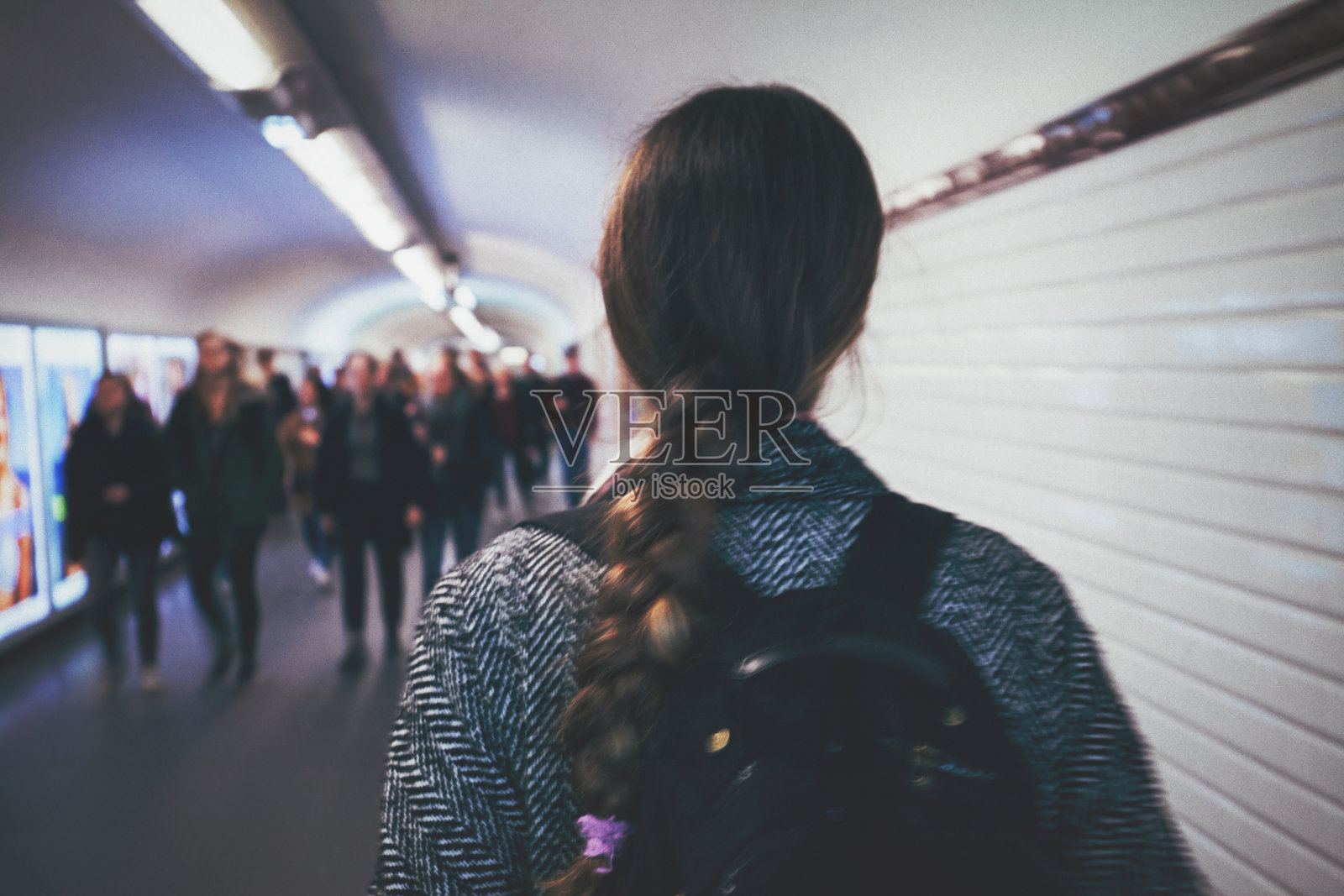 女孩在地铁站里行走照片摄影图片