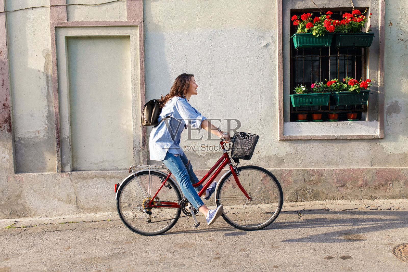 美丽的年轻女子与自行车的肖像。照片摄影图片