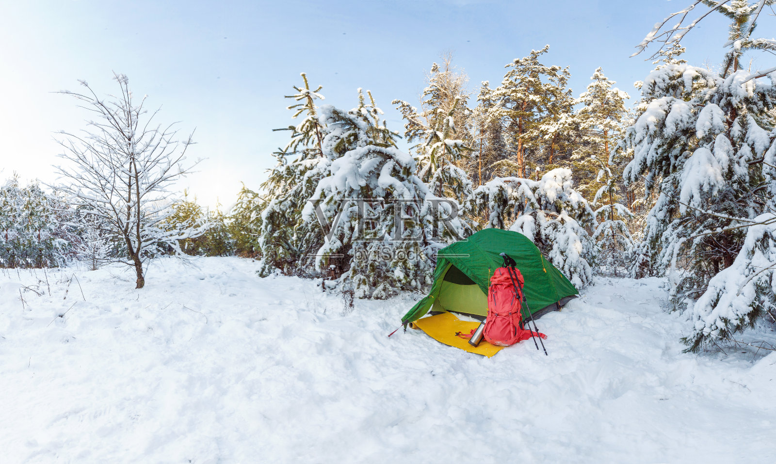 冬季在喀尔巴阡山脉露营徒步旅行照片摄影图片