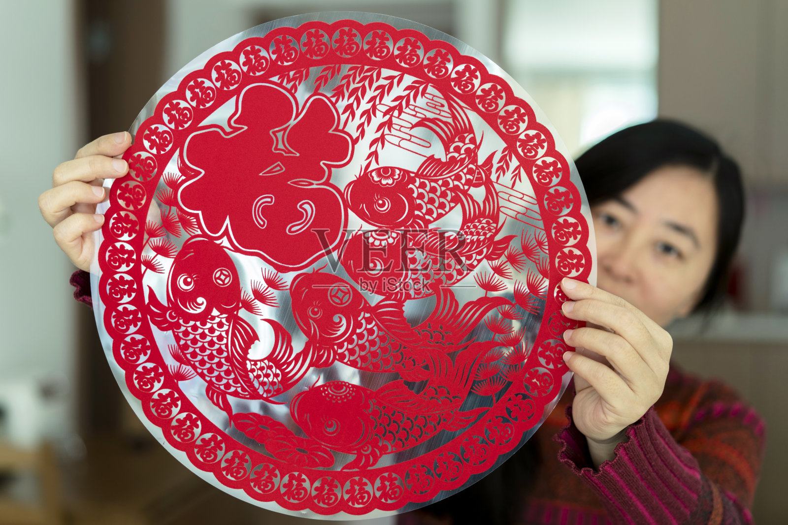 中国春节的剪纸装饰品照片摄影图片