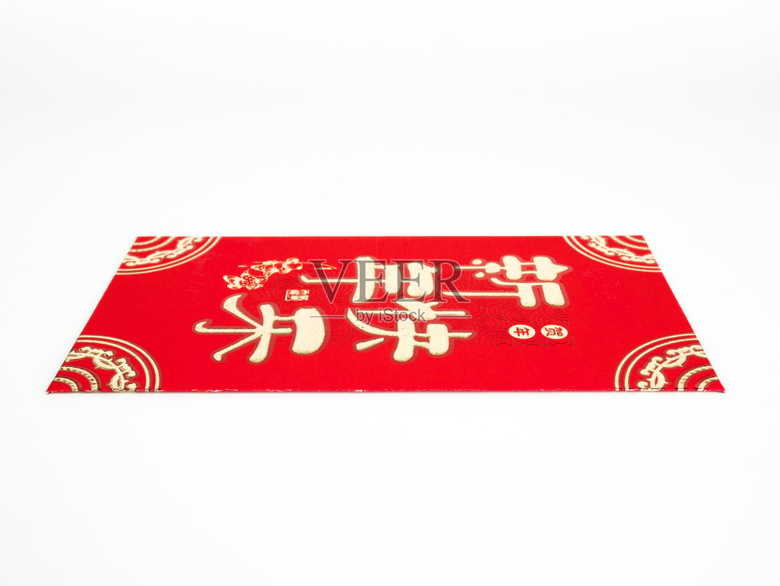 红色的信封孤立在白色的背景作为礼物春节。信封上的中文文字寓意春节快乐照片摄影图片