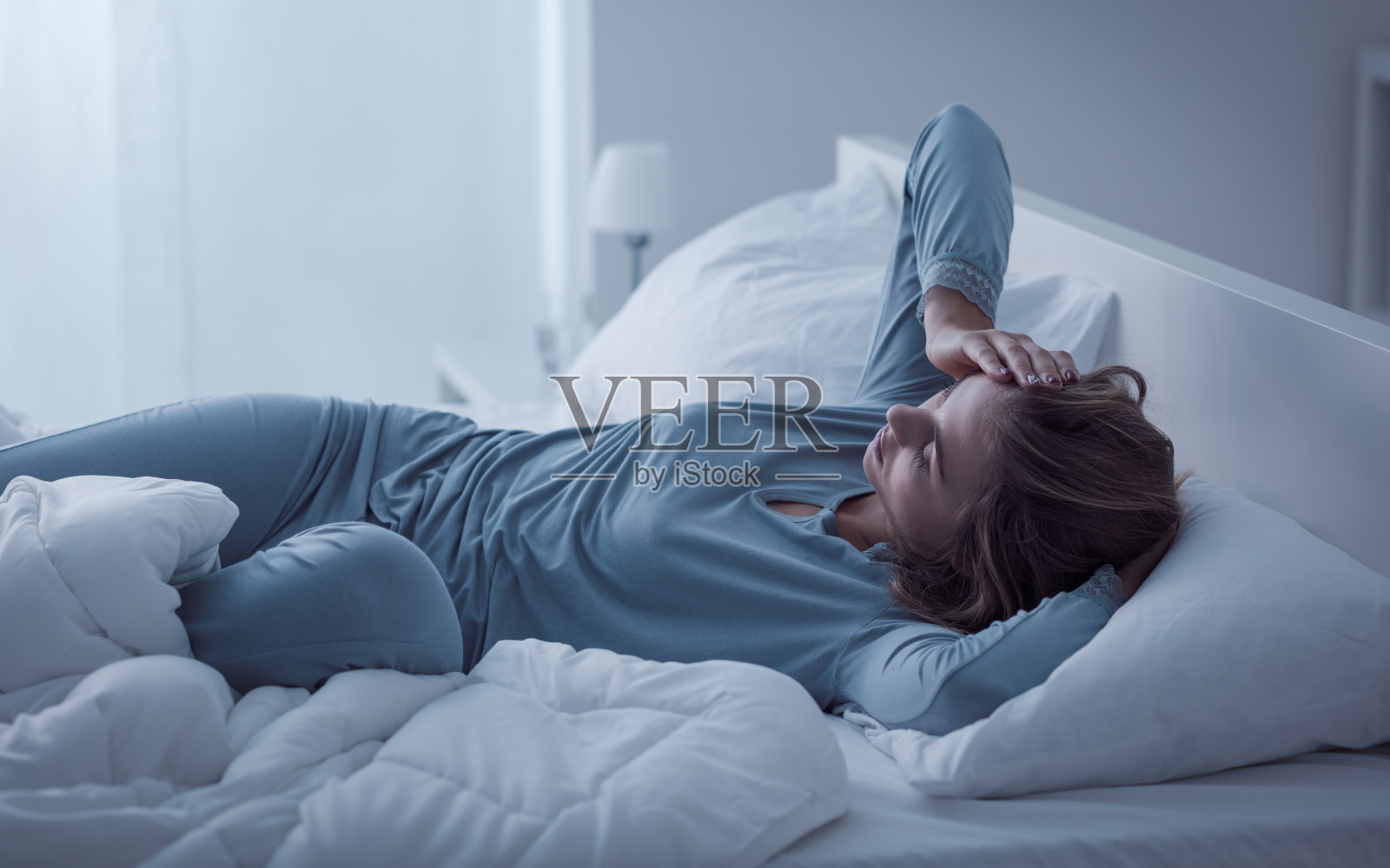 卧室床上一名刚睡醒的年轻女性_站酷海洛_正版图片_视频_字体_音乐素材交易平台_站酷旗下品牌