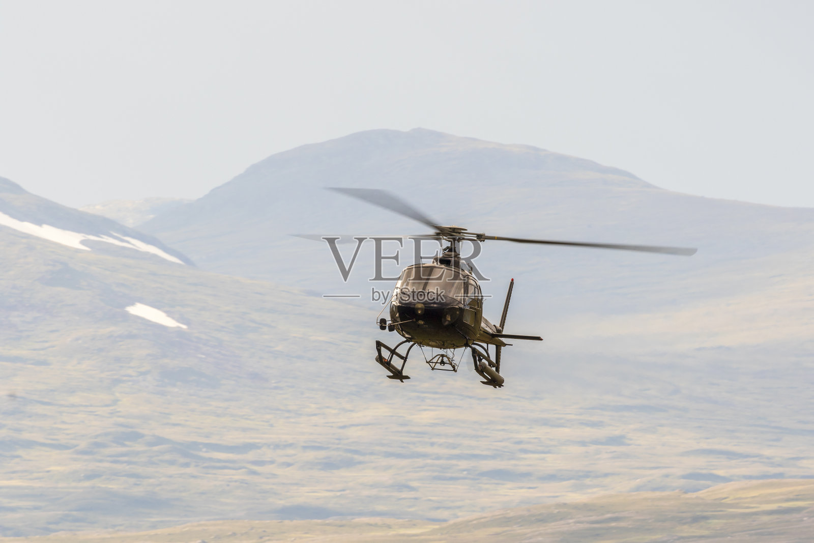 直升机在荒野中飞行照片摄影图片