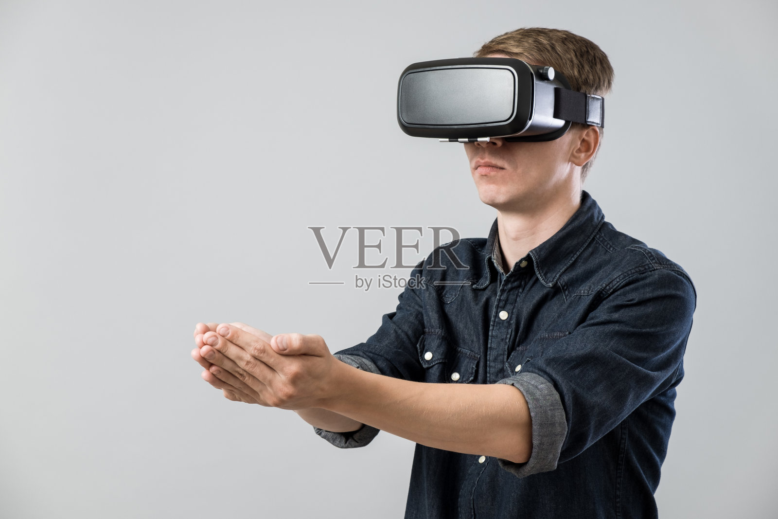 虚拟现实模拟的年轻人照片摄影图片