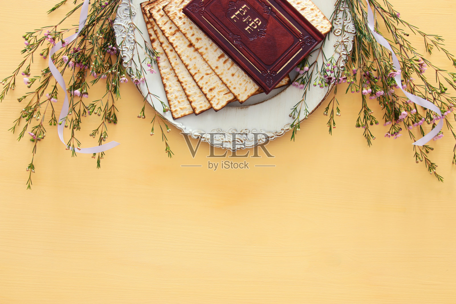 逾越节庆祝概念(犹太逾越节)。传统的书与希伯来文的文本:逾越节哈加达(逾越节的故事)。照片摄影图片