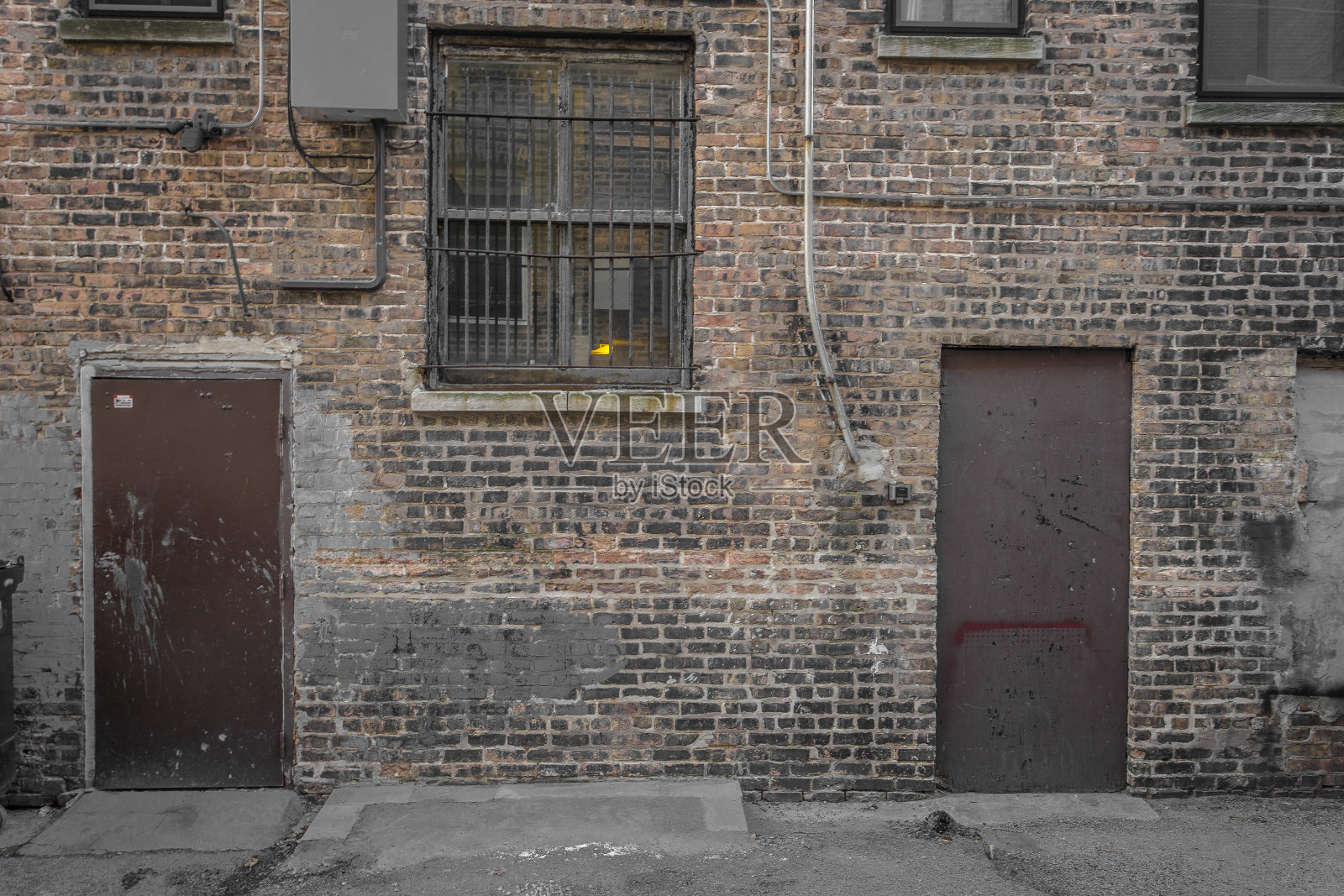 砖墙，褐色的门和铁条窗照片摄影图片