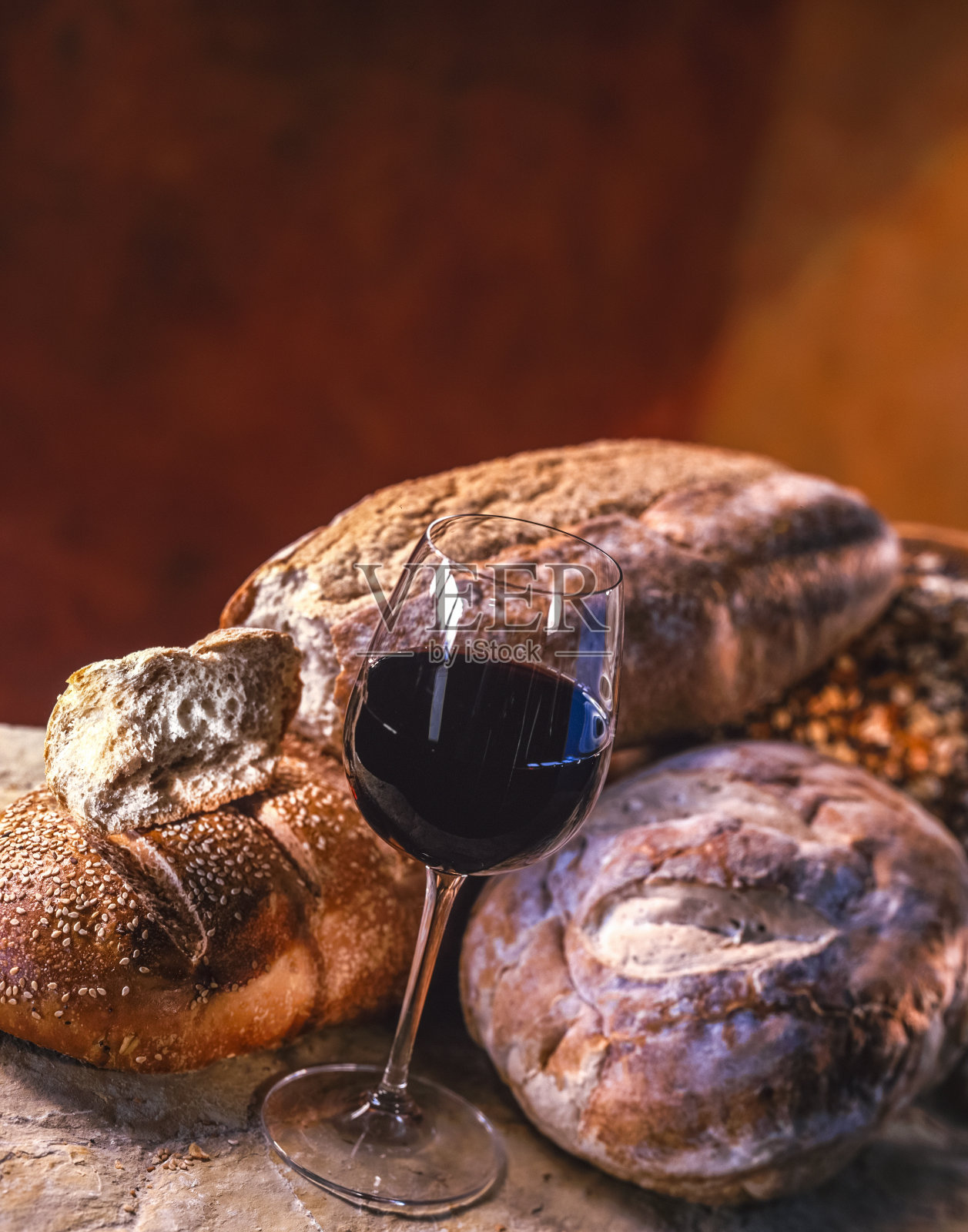 意大利乡村面包和一杯红酒照片摄影图片