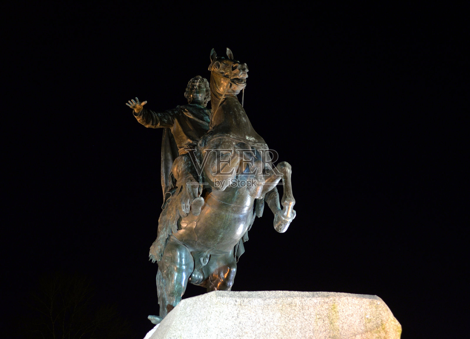 圣彼得堡夜晚的青铜骑士。照片摄影图片