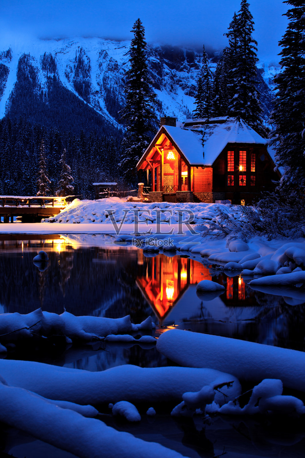 舒适冬季山间小屋照片摄影图片