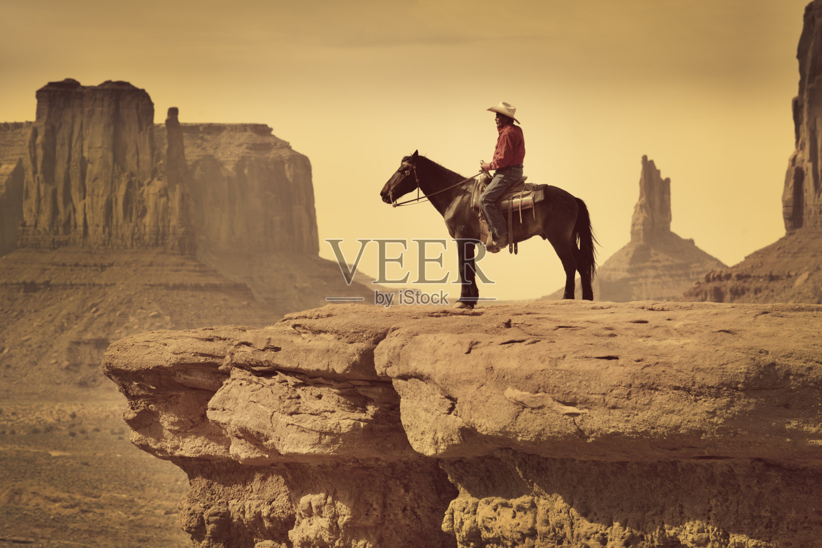 美国西南部地区骑马的印第安土著牛仔照片摄影图片