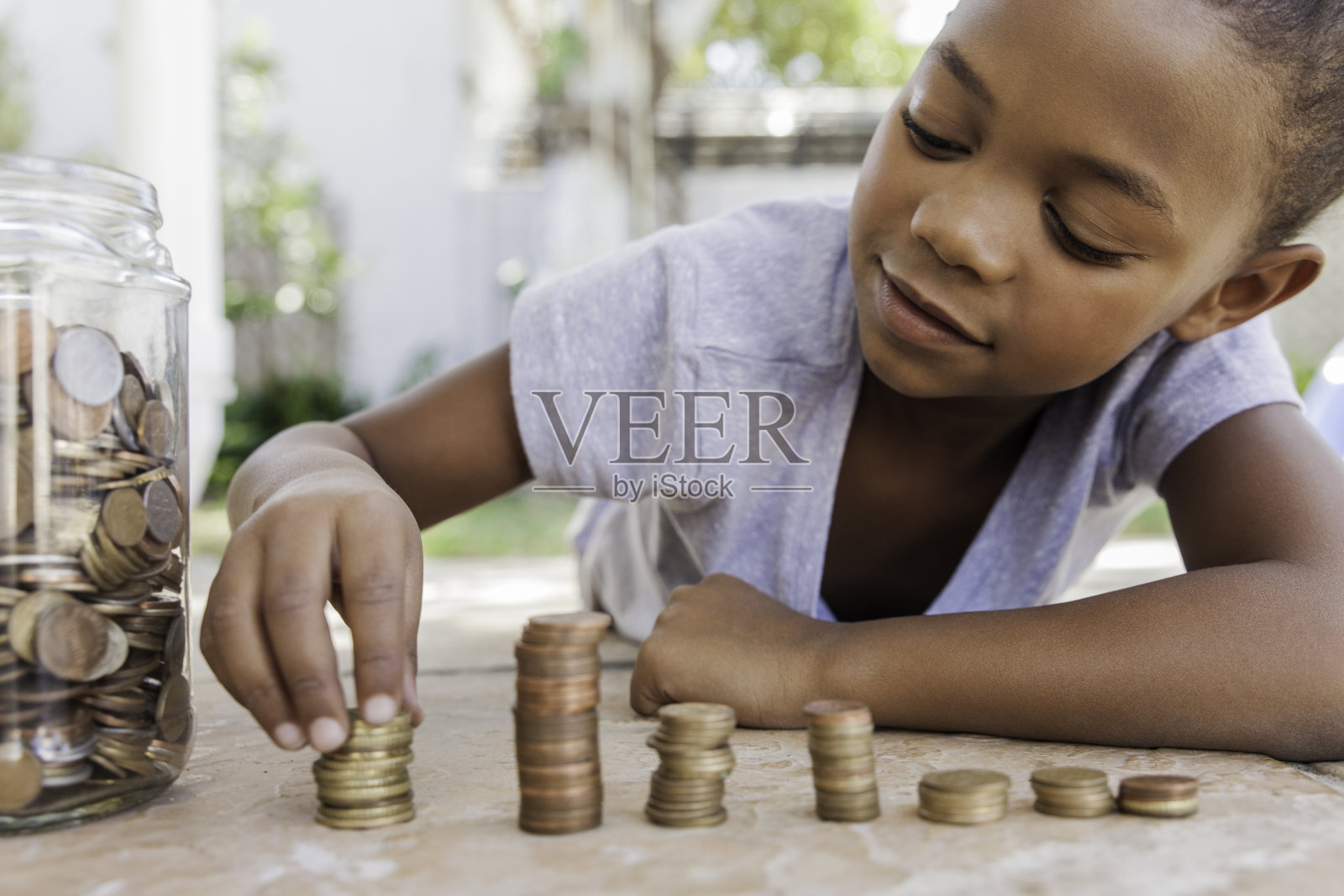小女孩数着她的硬币。照片摄影图片