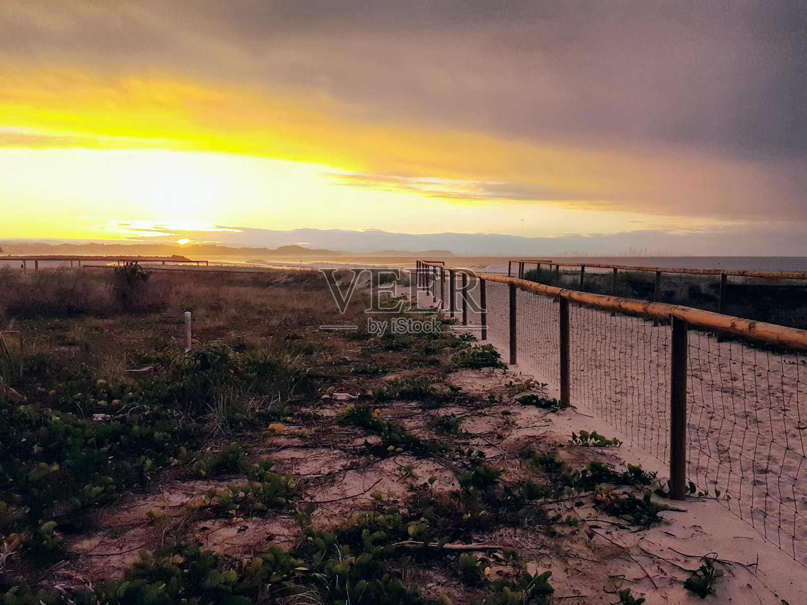澳大利亚黄金海岸库兰加塔海滩的红色日落。照片摄影图片