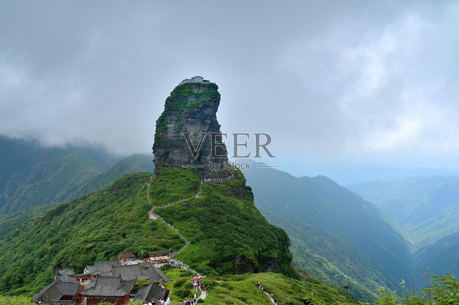 在中国西南陡峭的山上爬山的游客照片摄影图片