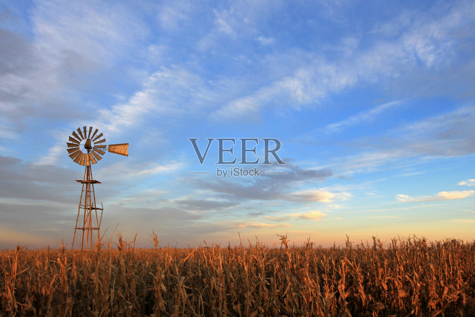 德克萨斯风格的西部风车在日落，阿根廷照片摄影图片