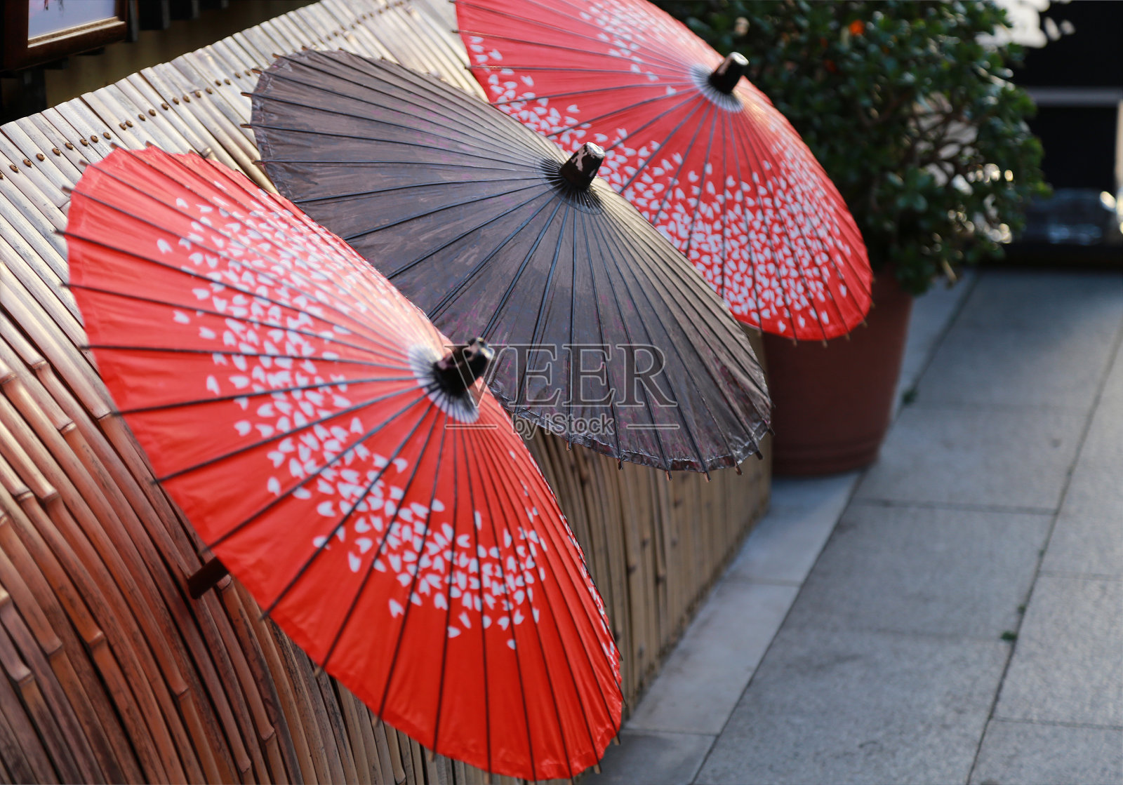 日本伞装饰在东京的人行道边照片摄影图片