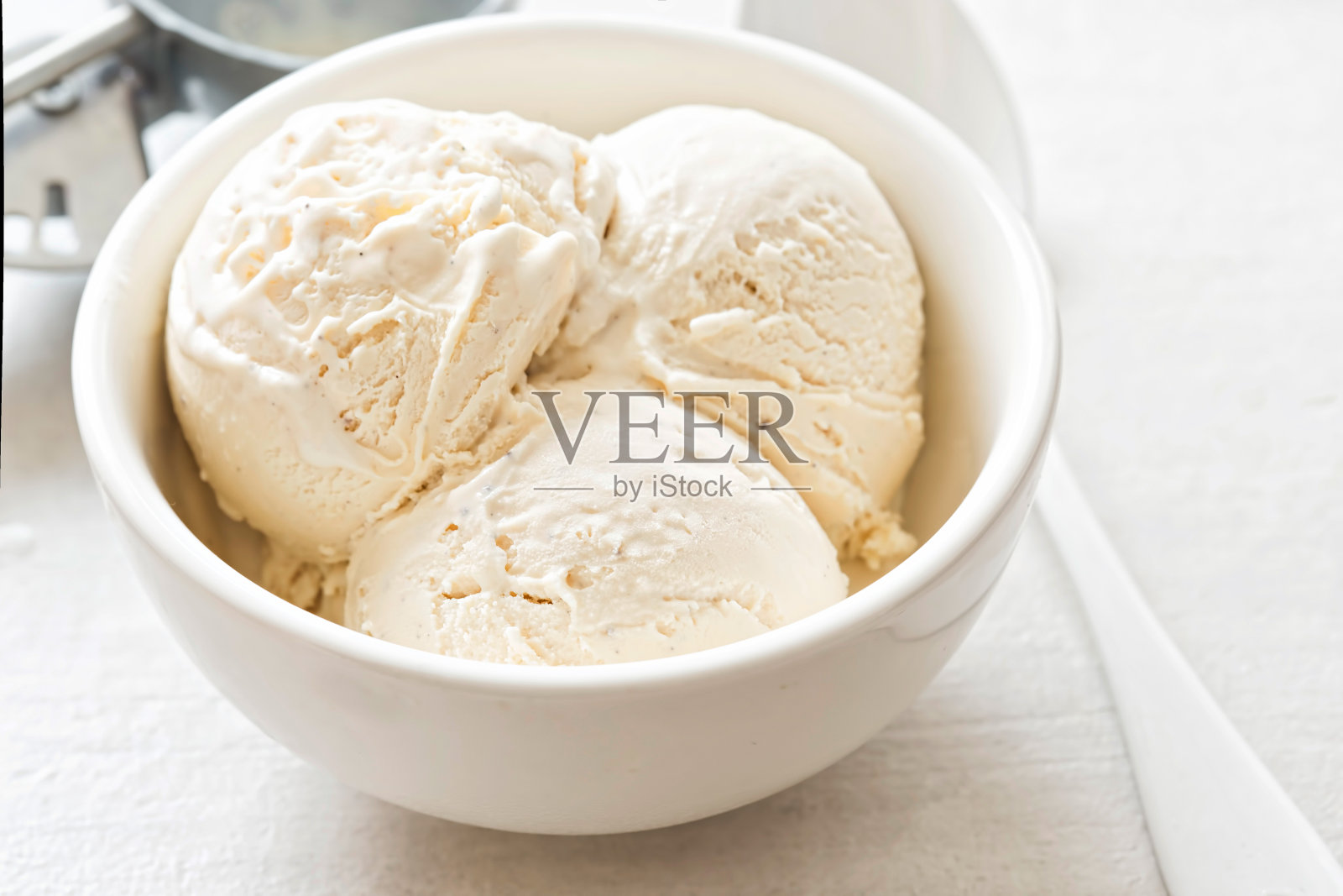 白色碗里的香草冰淇淋球照片摄影图片