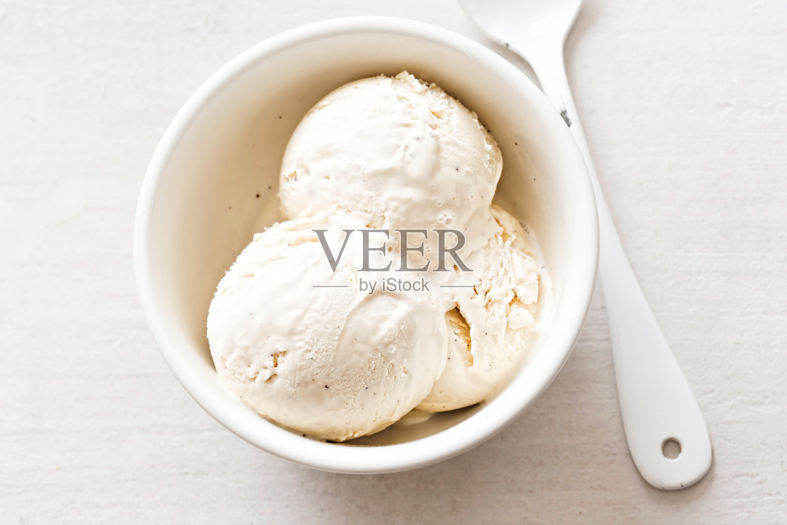 白色碗里的香草冰淇淋球照片摄影图片
