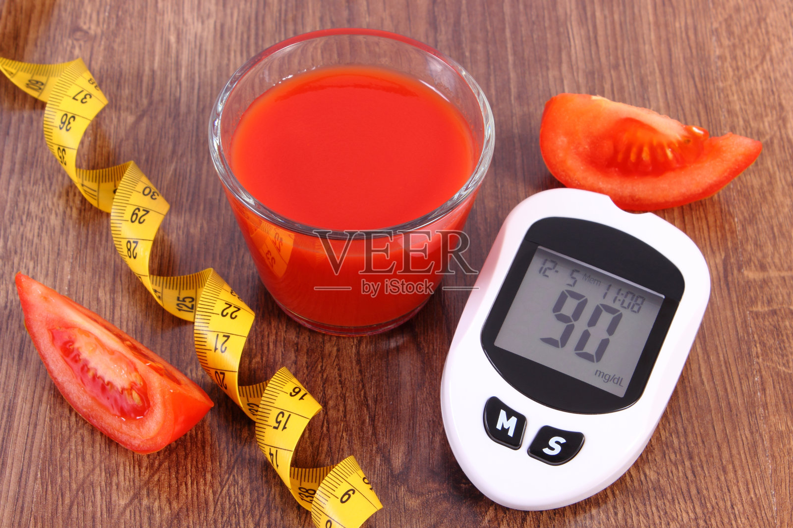 血糖仪用厘米，新鲜番茄和番茄汁，糖尿病和健康营养的概念照片摄影图片