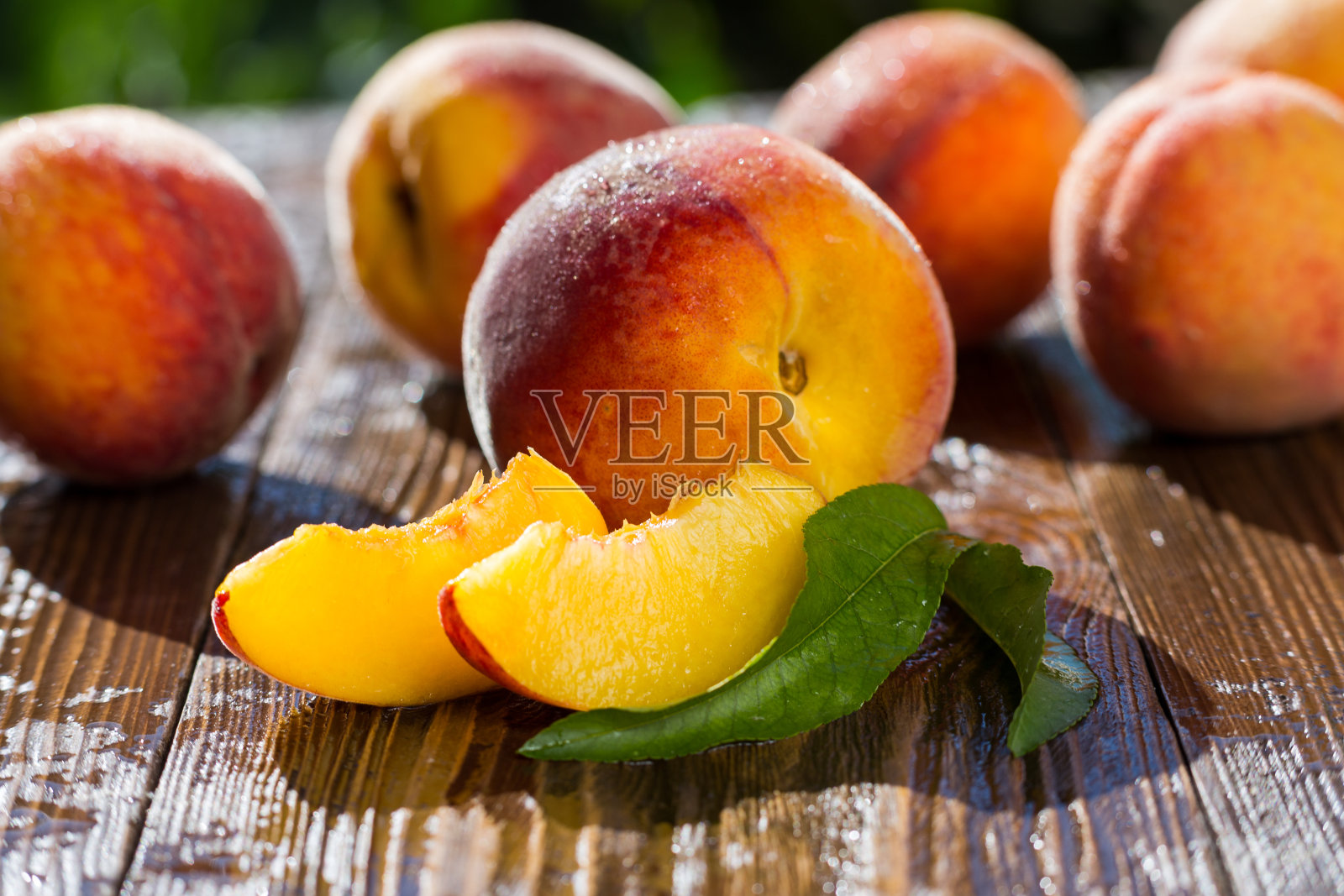 鲜桃、桃近果背景、桃上木背景、甜桃、组桃、切桃、桃片照片摄影图片