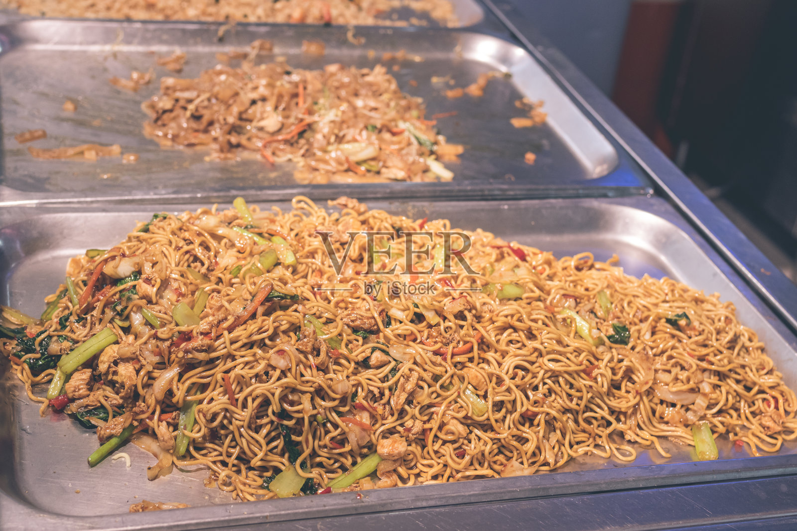 亚洲炒饭是鸡、虾、蛋和蔬菜的组合。印尼巴厘岛的一家购物中心咖啡馆里的炒饭照片摄影图片