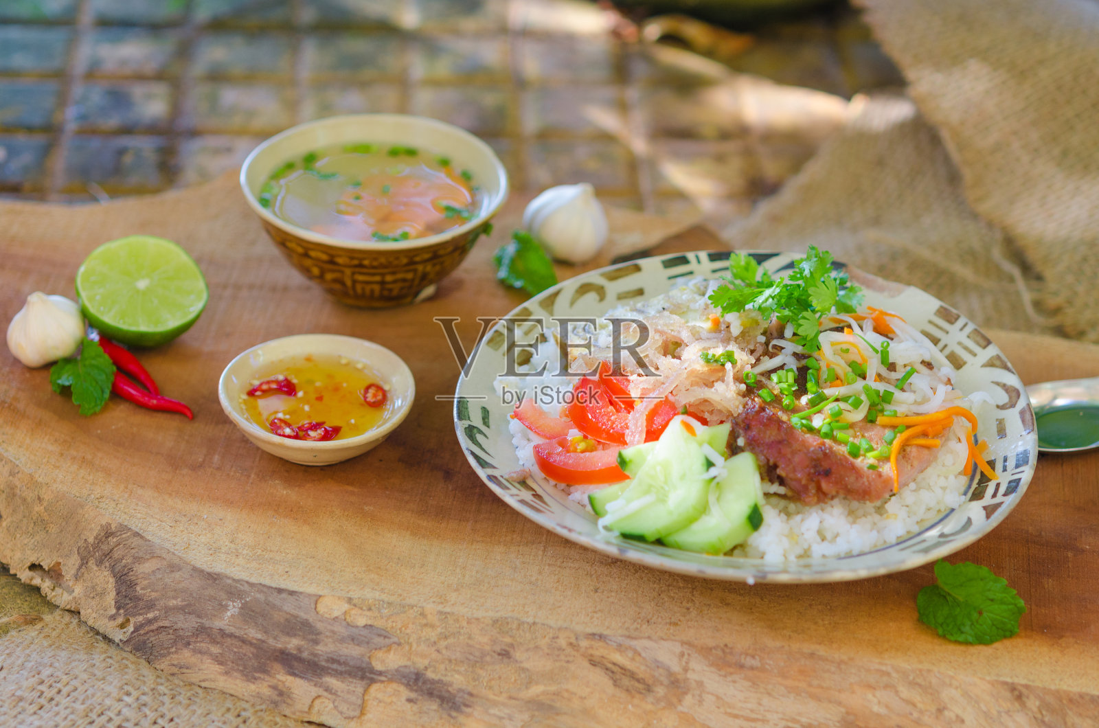越南碎饭配烤猪排照片摄影图片