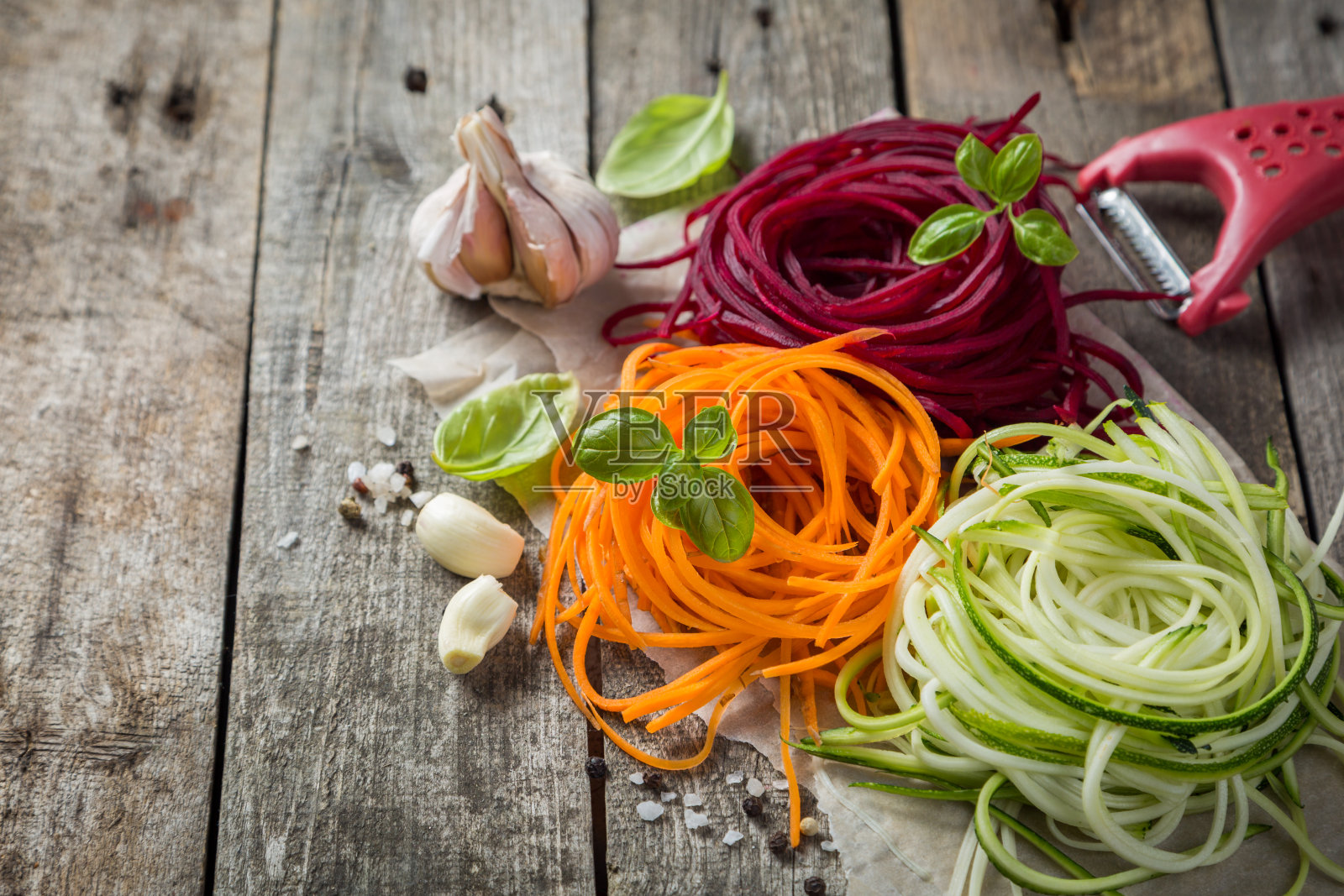 蔬菜面-西葫芦，胡萝卜和甜菜根照片摄影图片