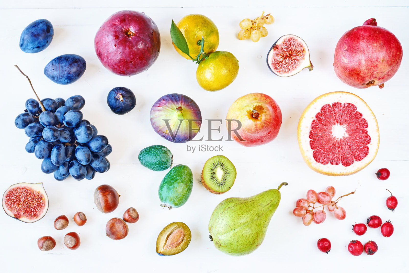 俯视图彩虹色的水果在白色的桌子上。照片摄影图片