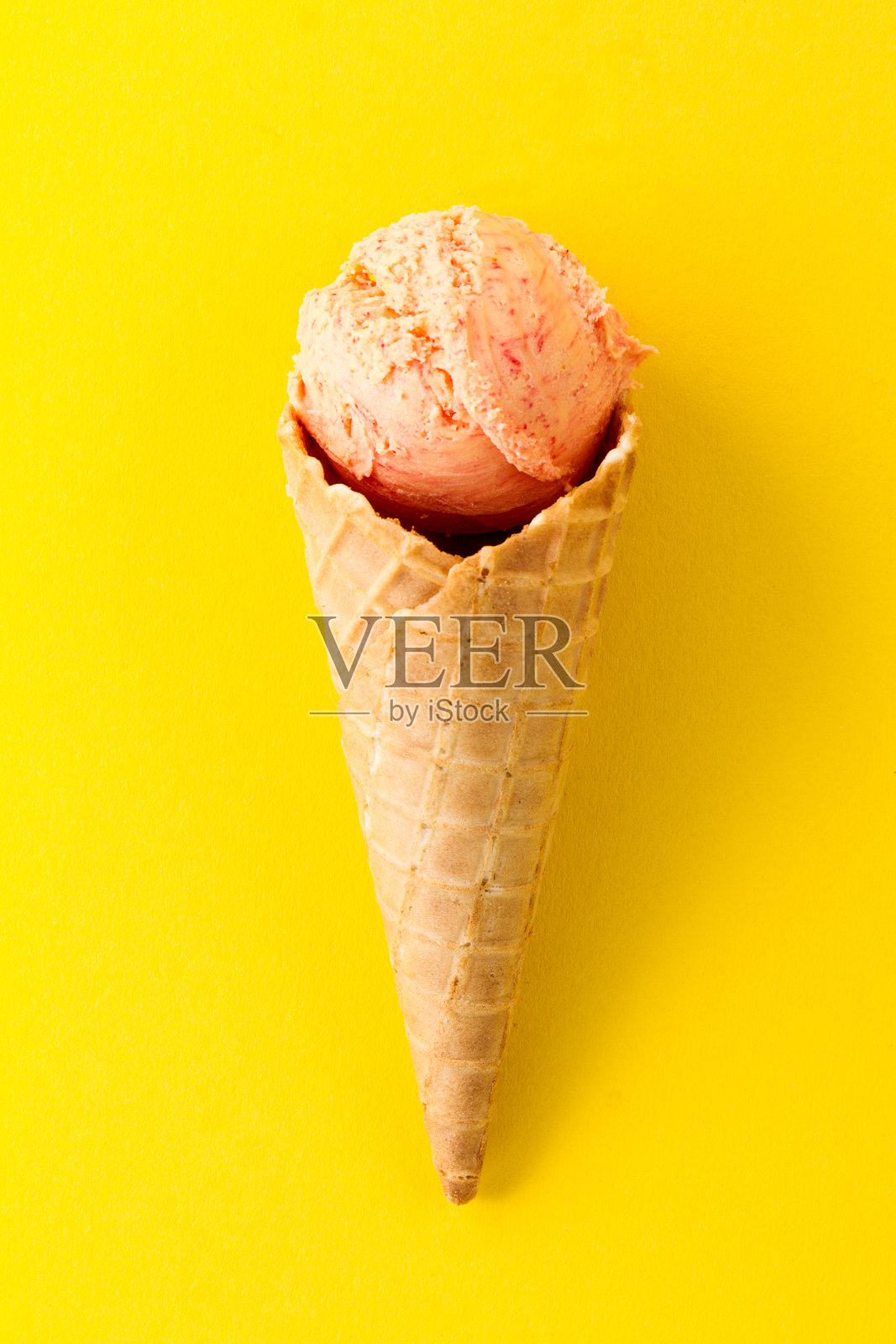 美味的新鲜水果冰淇淋甜筒在黄色鲜艳的背景。平的。极简主义的概念。照片摄影图片