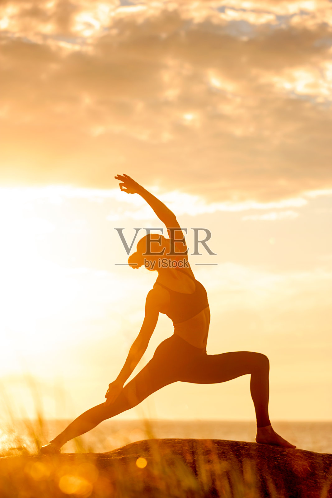 白人健身妇女练习瑜伽照片摄影图片