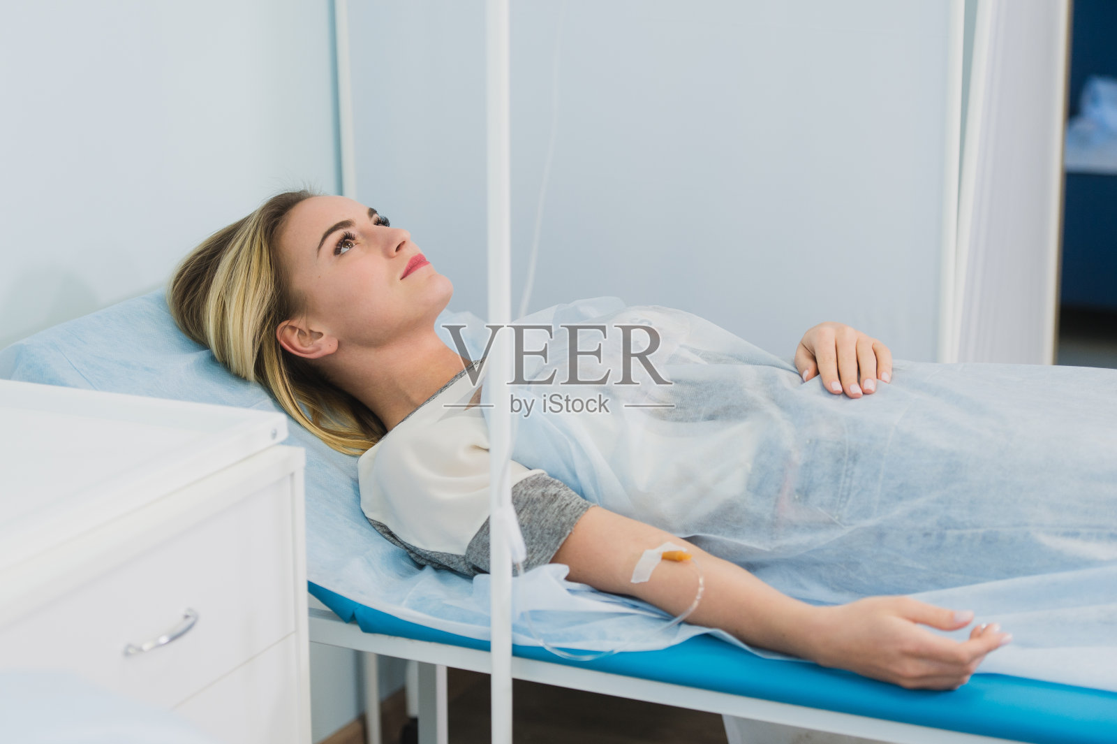 躺在病房里沉思的妇女正在输血照片摄影图片