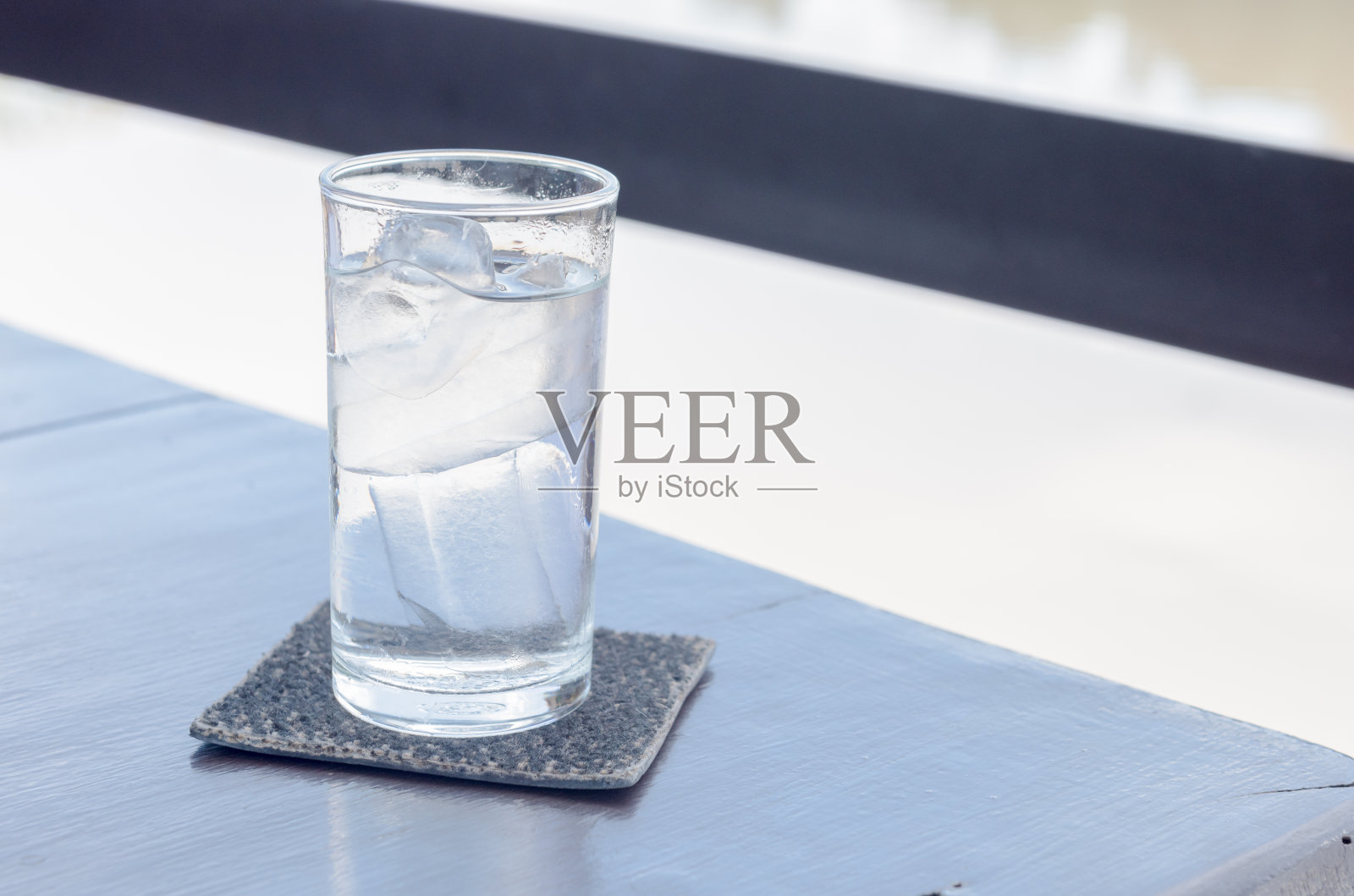玻璃杯中加冰的纯净水照片摄影图片