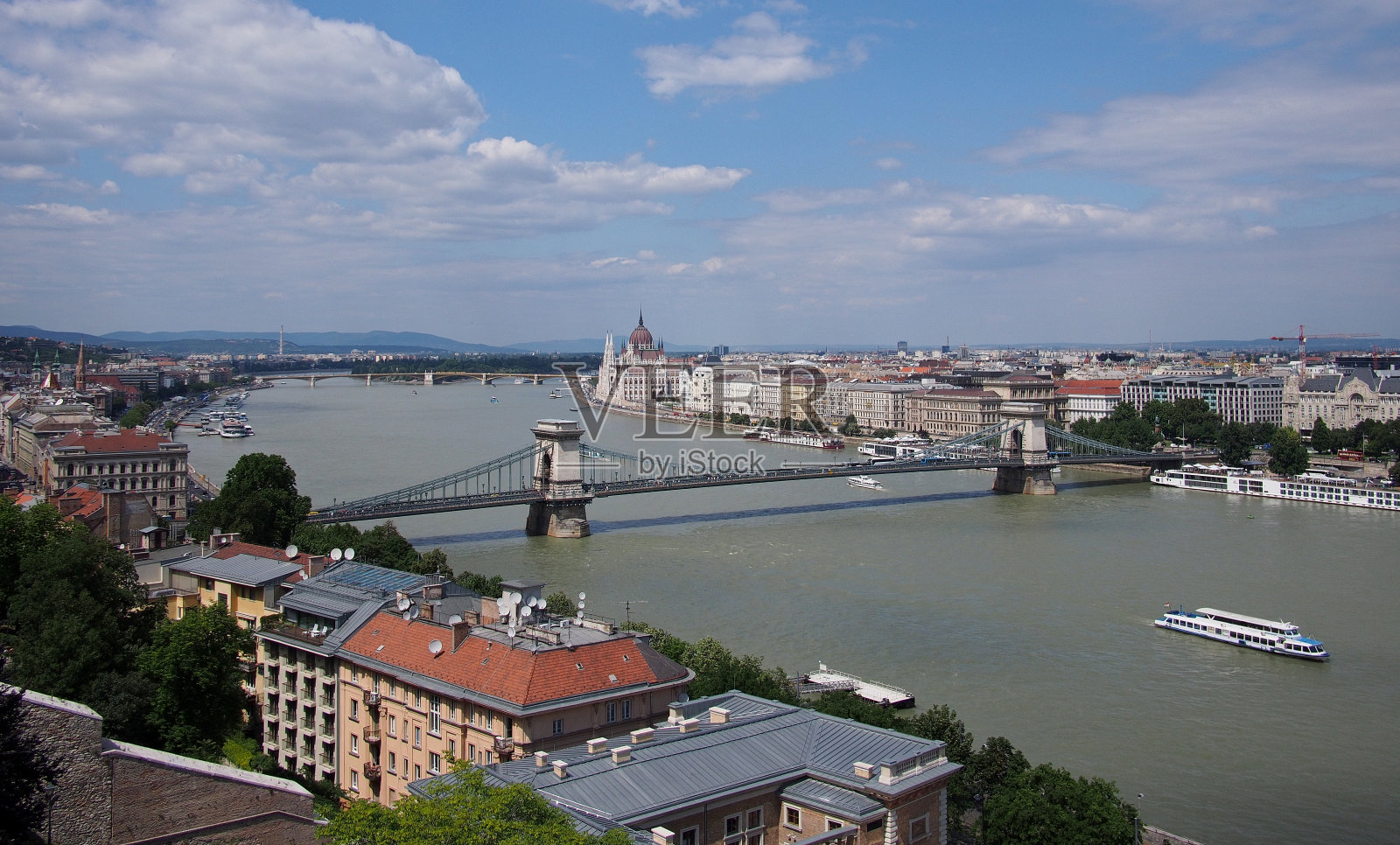Széchenyi匈牙利布达佩斯的铁链桥和国会大厦照片摄影图片
